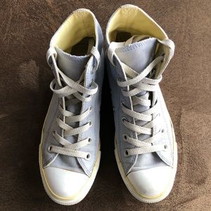 CONVERSE -6.5- Lovely Lavender Blue Hightop, with yellow lining